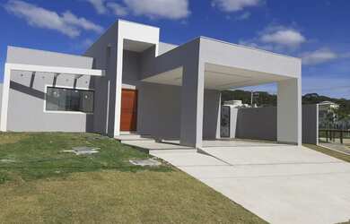 Imagem: A casa possui 3 Dormitórios, 1 Banheiro, 2 Vagas na garagem