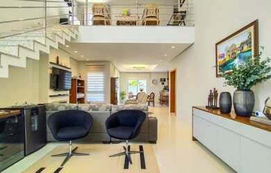 Imagem: A casa possui 3 Dormitórios, 4 Banheiros, 2 Vagas na garagem