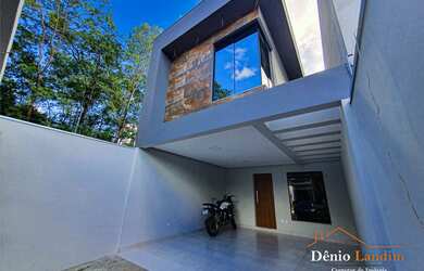 Imagem: A casa possui 3 Dormitórios, 2 Banheiros, 2 Vagas na garagem