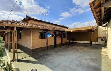 Imagem: A casa possui 3 Dormitórios, 1 Banheiro, 3 Vagas na garagem