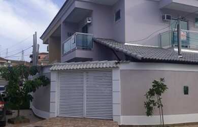 Imagem: A casa possui 3 Dormitórios, 2 Banheiros, 2 Vagas na garagem