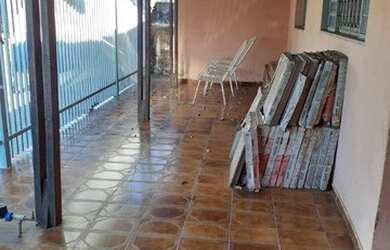 Imagem: A casa possui 3 Dormitórios, 1 Banheiro, 2 Vagas na garagem