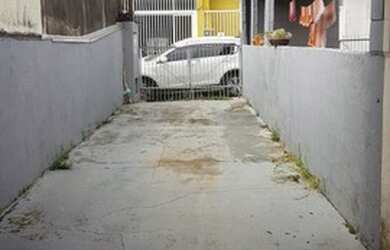 Imagem: A casa possui 1 Dormitório, 1 Banheiro, 2 Vagas na garagem