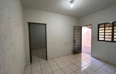 Imagem: A casa possui 1 Dormitório, 1 Banheiro, 1 Vaga na garagem