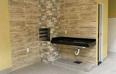 Imagem: A casa possui 3 Dormitórios, 2 Banheiros, 2 Vagas na garagem