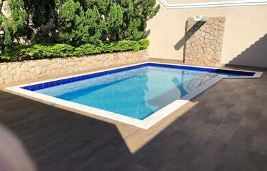 Imagem: A casa possui 3 Dormitórios, 2 Banheiros, 2 Vagas na garagem