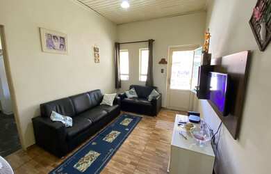 Imagem: A casa possui 3 Dormitórios, 2 Banheiros, 2 Vagas na garagem