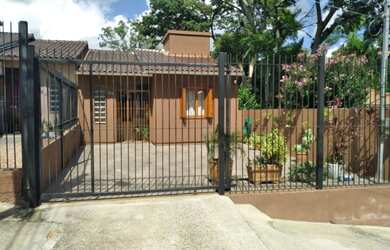 Imagem: A casa possui 2 Dormitórios, 1 Banheiro, 2 Vagas na garagem