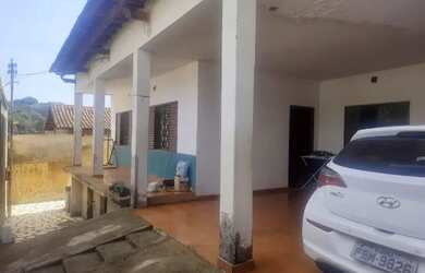 Imagem: A casa possui 4 Dormitórios, 2 Banheiros, 2 Vagas na garagem