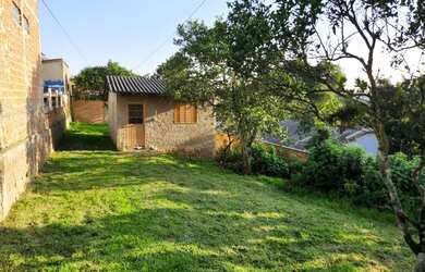 Imagem: A casa possui 2 Dormitórios, 1 Banheiro, 2 Vagas na garagem