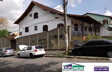 Imagem: A casa possui 5 Dormitórios, 4 Banheiros, 4 Vagas na garagem