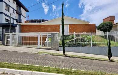 Imagem: A casa possui 4 Dormitórios, 3 Banheiros, 4 Vagas na garagem