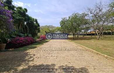 Imagem: A casa possui 5 Dormitórios, 5 Banheiros, 4 Vagas na garagem