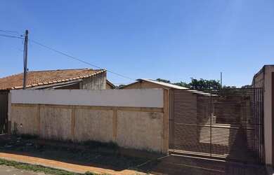 Imagem: A casa possui 3 Dormitórios, 1 Banheiro, 2 Vagas na garagem