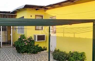 Imagem: A casa possui 3 Dormitórios, 2 Banheiros, 2 Vagas na garagem