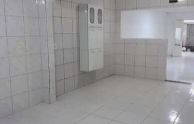 Imagem: A casa possui 3 Dormitórios, 1 Banheiro, 1 Vaga na garagem