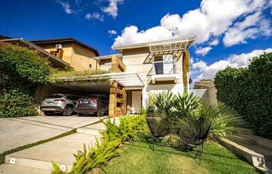 Imagem: A casa em condomínio possui 4 Dormitórios, 5 Banheiros, 300m²