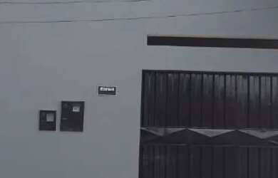 Imagem: A casa possui 3 Dormitórios, 1 Banheiro, 1 Vaga na garagem