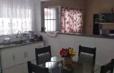 Imagem: A casa possui 2 Dormitórios, 1 Banheiro, 128m² de Área e