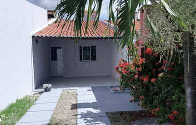 Imagem: A casa possui 2 Dormitórios, 1 Banheiro, 2 Vagas na garagem