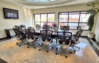 Imagem: O depósito para alugar possui 4 Vagas na garagem e 390m² de