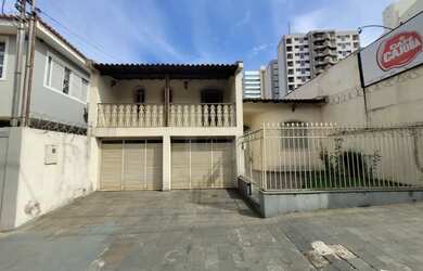 Imagem: A casa possui 4 Dormitórios, 4 Banheiros, 2 Vagas na garagem