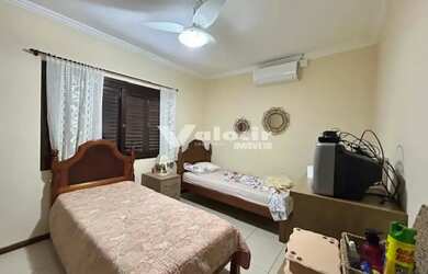 Imagem 13: Casa com piscina, 4 dormitórios, suíte, 3 banheiros, sala de estar e...