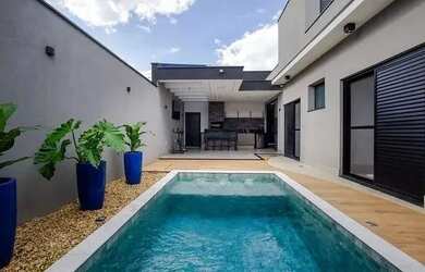 Imagem: A casa possui 3 Dormitórios, 3 Banheiros, 4 Vagas na garagem