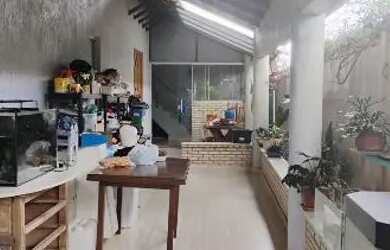 Imagem: A casa possui 4 Dormitórios, 2 Banheiros, 4 Vagas na garagem