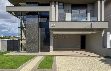 Imagem: A casa em condomínio possui 4 Dormitórios, 2 Banheiros, 4