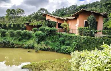 Imagem: A casa em condomínio possui 4 Dormitórios, 5 Banheiros, 4
