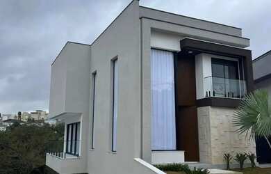 Imagem: A casa em condomínio possui 4 Dormitórios, 5 Banheiros, 4