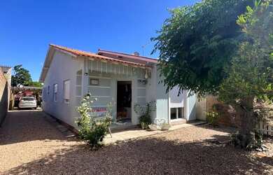 Imagem: A casa possui 3 Dormitórios, Acomodam 7 pessoas, 5 Vagas na