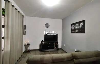 Imagem: A casa possui 4 Dormitórios, 3 Banheiros, 1 Vaga na garagem