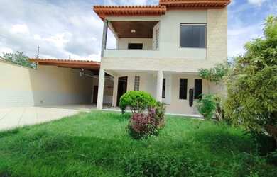 Imagem: A casa possui 5 Dormitórios, 5 Banheiros, 4 Vagas na garagem