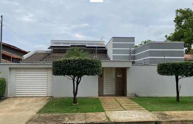 Imagem: A casa possui 4 Dormitórios, 1 Banheiro, 4 Vagas na garagem