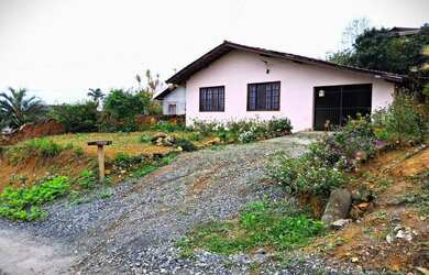Imagem: A casa possui 3 Dormitórios, 1 Banheiro, 2 Vagas na garagem