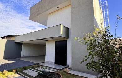 Imagem: A casa possui 3 Dormitórios, 5 Banheiros, 4 Vagas na garagem