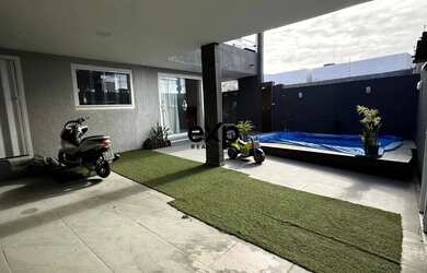 Imagem: A casa possui 3 Dormitórios, 2 Banheiros, 2 Vagas na garagem