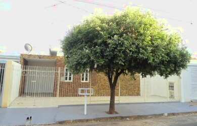 Imagem: A casa possui 3 Dormitórios, 1 Banheiro, 2 Vagas na garagem