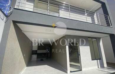 Imagem: A casa possui 3 Dormitórios, 2 Banheiros, 2 Vagas na garagem