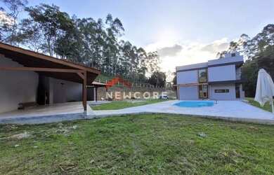 Imagem: A casa possui 3 Dormitórios, 3 Banheiros, 4 Vagas na garagem