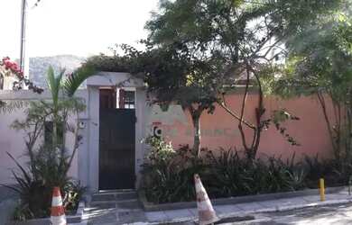 Imagem: A casa em condomínio possui 3 Dormitórios, 2 Banheiros, 2