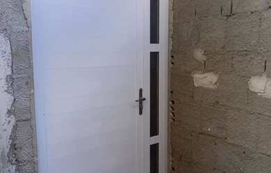 Imagem: A casa possui 3 Dormitórios, 1 Banheiro e está localizado