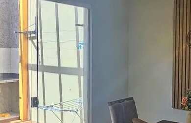 Imagem: A casa possui 3 Dormitórios, 3 Banheiros, 2 Vagas na garagem