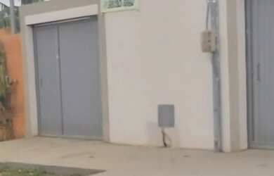 Imagem: A casa possui 2 Dormitórios, 1 Banheiro, 2 Vagas na garagem