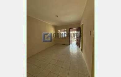 Imagem: A casa possui 3 Dormitórios, 1 Banheiro, 1 Vaga na garagem