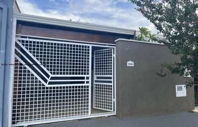 Imagem: A casa possui 2 Dormitórios, 1 Banheiro, 1 Vaga na garagem