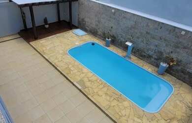 Imagem: A casa possui 3 Dormitórios, 3 Banheiros, 3 Vagas na garagem