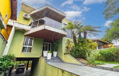 Imagem: A casa possui 5 Dormitórios, 4 Banheiros, 4 Vagas na garagem